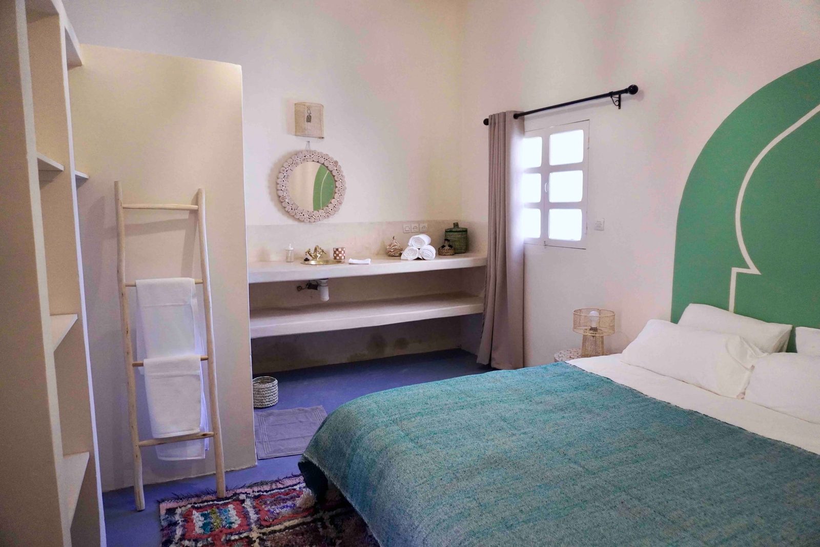 La Chambre Verte, lit queen size et tête de lit en arche peinte vert d’eau