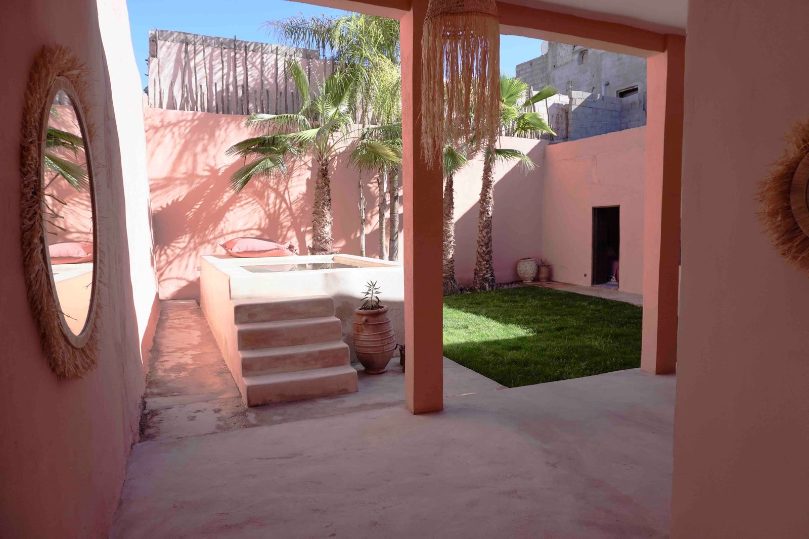 L’escalier extérieur qui mène à la terrasse de toit, le long du mur terracotta